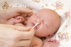 Очищение носа новорожденного
