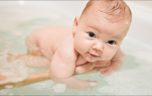 Когда желательно купать новорожденного ребенка: до или после кормления?