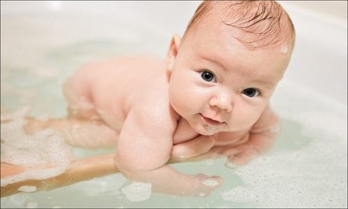 Когда желательно купать новорожденного ребенка: до или после кормления?