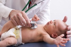 Осмотр педиатра при аллергии у новорожденного
