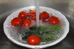 Мытье овощей для профилактики отравления