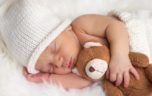 Почему новорожденный ребенок улыбается во сне?