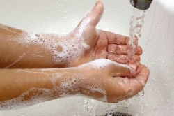 Мытье рук перед обработкой пупка
