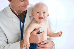 Медицинский осмотр ребенка перед проведением прививки