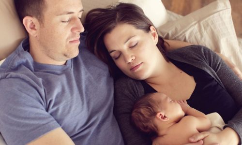 Как правильно укладывать новорожденного в кроватку