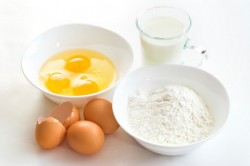Яйца, мука, молоко - основные ингредиенты для теста